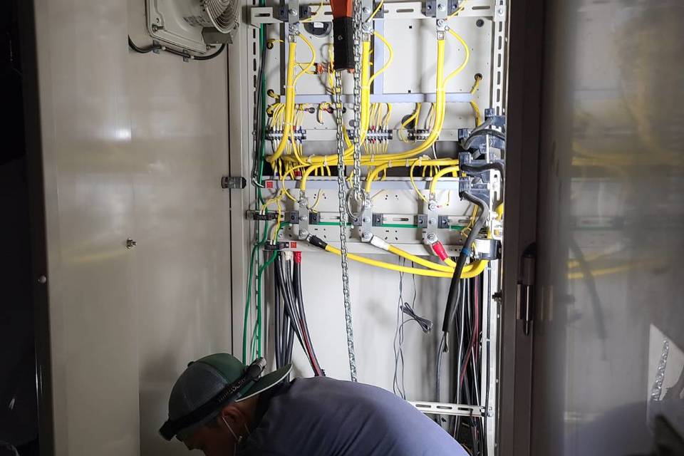 キュービクルの改造中の画像