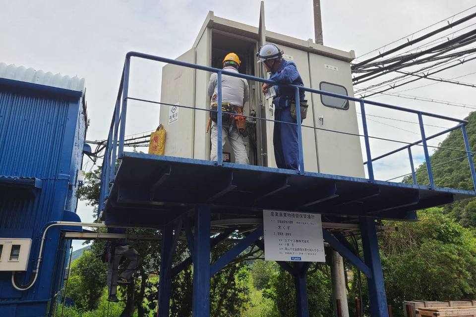 キュービクルの改造中の画像