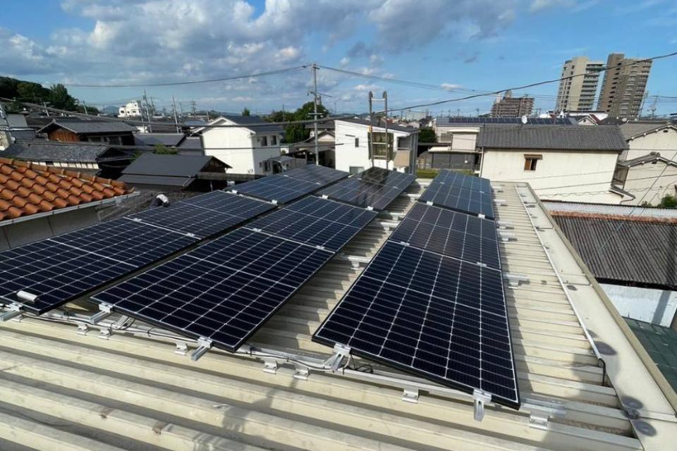 パルフェ屋根への太陽光パネル設置の画像