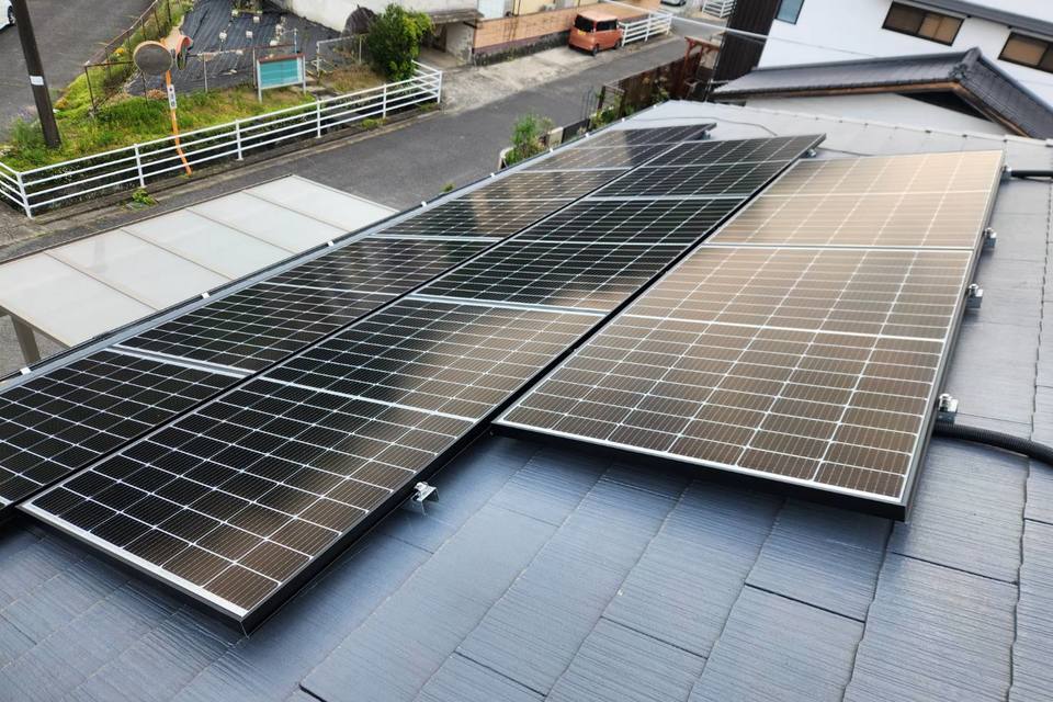 住宅 ソーラーパネル設置の画像